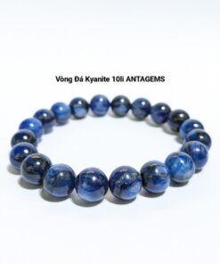 Vòng Đá Phong Thủy Kyanite size 10li là mẫu vòng với màu sắc xanh dương đậm, được ví như phiên bản đặc biệt màu đẹp sánh ngang sapphire antagems